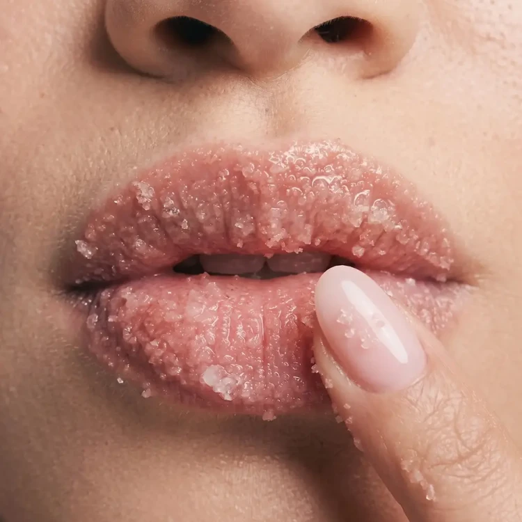 lip-peeling-strawberry-3.webp