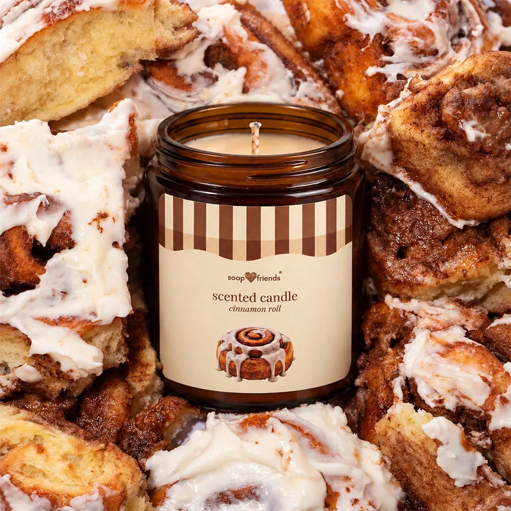 Świeca sojowa Cinnamon Roll soap&friends o zapachu świeżo upieczonych cynamonek