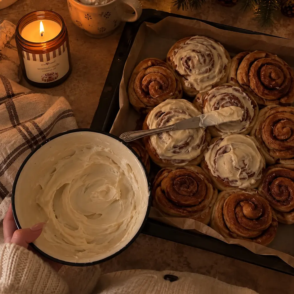 Świeca sojowa Cinnamon Roll marki soap&friends